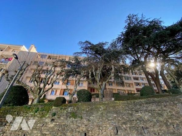 Saint-Etienne (Loire), un appartement de type 2 de 47.50m² surface Carrez avec garage fermé, Rue d