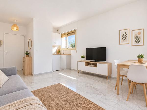 GOLFE JUAN - STUDIO 24 m2-  Mer 3 min - VERANDA 8m2- JARDIN 10m2