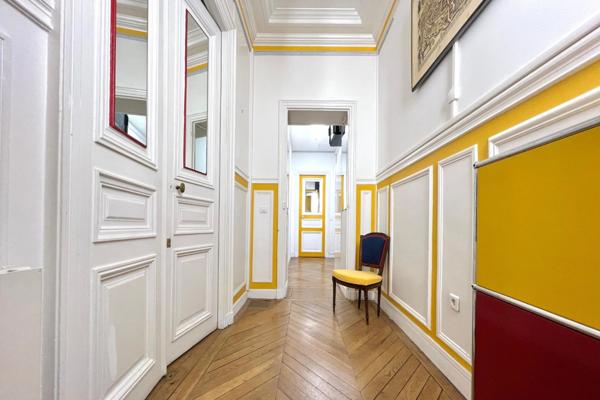 75008 - PARIS - BUREAUX - LOCAUX - IMMEUBLE DE CARACTÈRE - REZ-DE-CHAUSSÉE - 300 MÈTRE DES CHAMPS ÉLYSÉES