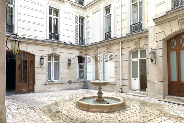 75008 - PARIS - BUREAUX - LOCAUX - IMMEUBLE DE CARACTÈRE - REZ-DE-CHAUSSÉE - 300 MÈTRE DES CHAMPS ÉLYSÉES