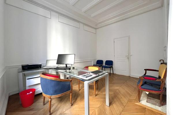 75008 - PARIS - BUREAUX - LOCAUX - IMMEUBLE DE CARACTÈRE - REZ-DE-CHAUSSÉE - 300 MÈTRE DES CHAMPS ÉLYSÉES