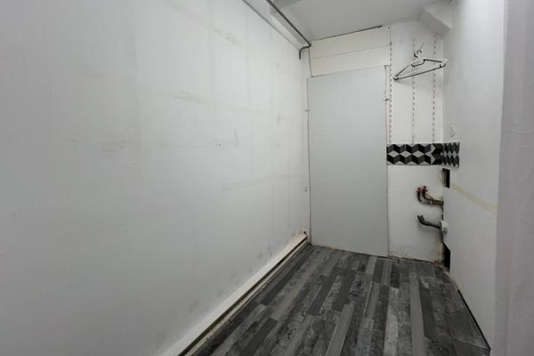 75008 - PARIS - BUREAUX - LOCAUX - IMMEUBLE DE CARACTÈRE - REZ-DE-CHAUSSÉE - 300 MÈTRE DES CHAMPS ÉLYSÉES