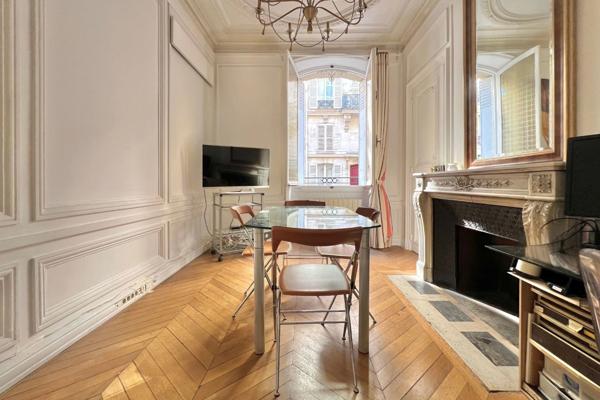 75008 - PARIS - BUREAUX - LOCAUX - IMMEUBLE DE CARACTÈRE - REZ-DE-CHAUSSÉE - 300 MÈTRE DES CHAMPS ÉLYSÉES