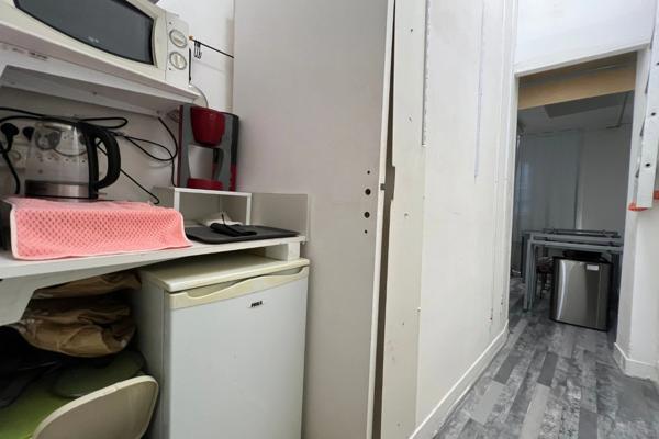 75008 - PARIS - BUREAUX - LOCAUX - IMMEUBLE DE CARACTÈRE - REZ-DE-CHAUSSÉE - 300 MÈTRE DES CHAMPS ÉLYSÉES