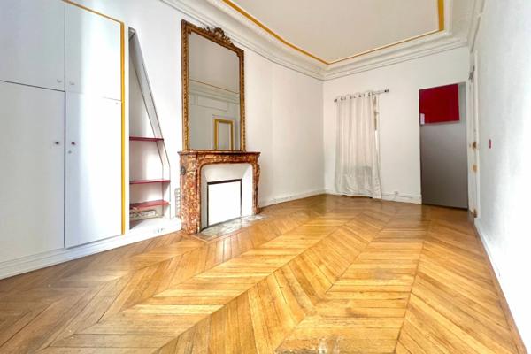 75008 - PARIS - BUREAUX - LOCAUX - IMMEUBLE DE CARACTÈRE - REZ-DE-CHAUSSÉE - 300 MÈTRE DES CHAMPS ÉLYSÉES