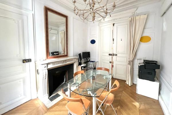 75008 - PARIS - BUREAUX - LOCAUX - IMMEUBLE DE CARACTÈRE - REZ-DE-CHAUSSÉE - 300 MÈTRE DES CHAMPS ÉLYSÉES