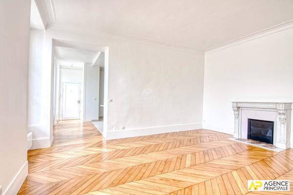 Versailles Notre-Dame Appartement exceptionnel de 2 pièce(s) 55 m2 situé au 2ème étage d'un immeuble entièrement rénové avec cave €549 000 ** - Référence 26715