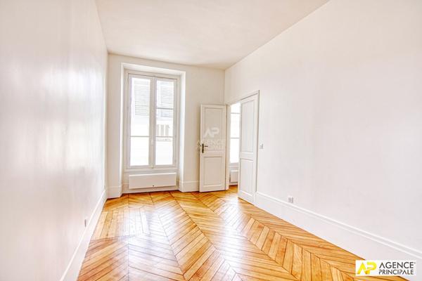 Versailles Notre-Dame Appartement exceptionnel de 2 pièce(s) 55 m2 situé au 2ème étage d'un immeuble entièrement rénové avec cave €549 000 ** - Référence 26715