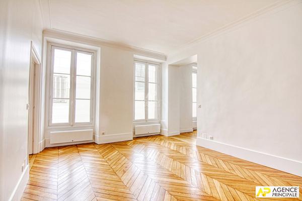 Versailles Notre-Dame Appartement exceptionnel de 2 pièce(s) 55 m2 situé au 2ème étage d'un immeuble entièrement rénové avec cave €549 000 ** - Référence 26715