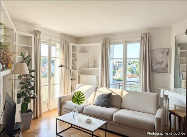Grand appartement divisible idéal pour des investisseurs au dernier étage avec balcon et vue dégagée sur Paris.