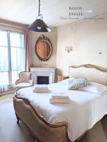 Grand appartement divisible idéal pour des investisseurs au dernier étage avec balcon et vue dégagée sur Paris.