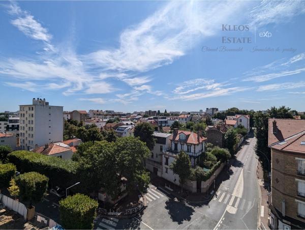Grand appartement divisible idéal pour des investisseurs au dernier étage avec balcon et vue dégagée sur Paris.