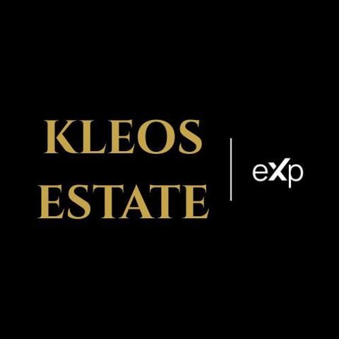 Grand appartement divisible idéal pour des investisseurs au dernier étage avec balcon et vue dégagée sur Paris.