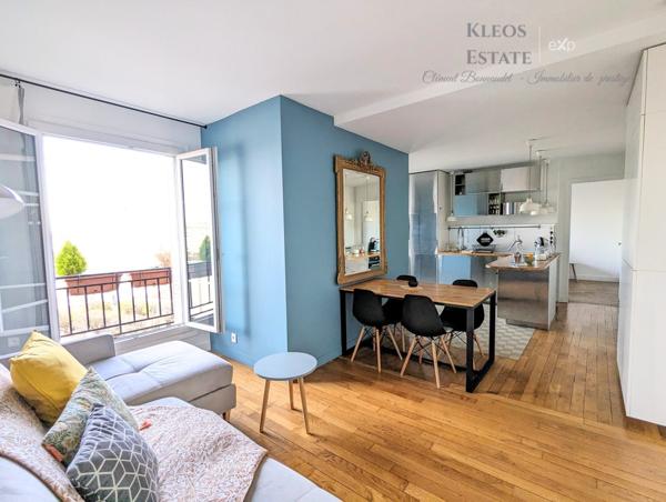 Grand appartement divisible idéal pour des investisseurs au dernier étage avec balcon et vue dégagée sur Paris.