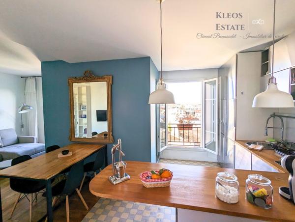 Grand appartement divisible idéal pour des investisseurs au dernier étage avec balcon et vue dégagée sur Paris.