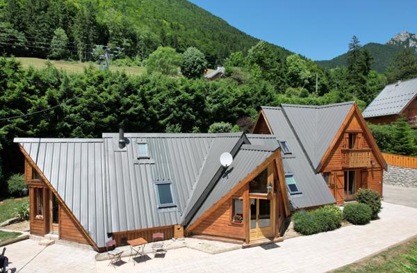 Corbel (73160) Magnifique chalet - dépendances - UNIQUE - prestations remarquables - vue dégagée imprenable - 30 mn Chambéry