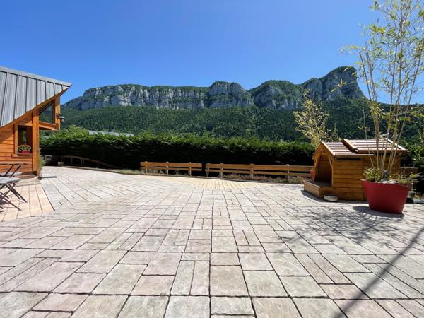 Corbel (73160) Magnifique chalet - dépendances - UNIQUE - prestations remarquables - vue dégagée imprenable - 30 mn Chambéry