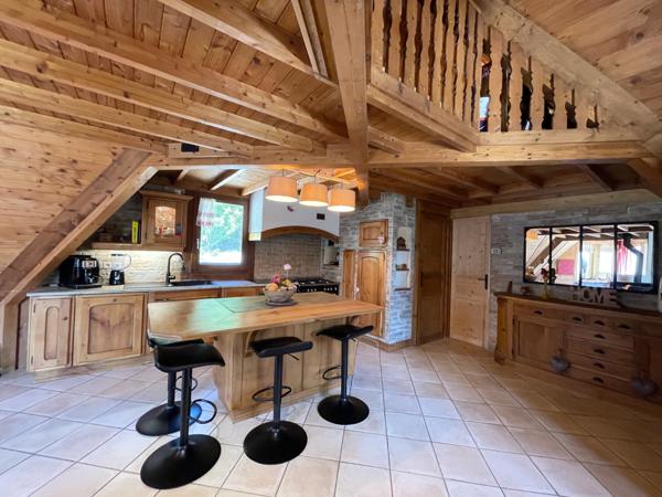 Corbel (73160) Magnifique chalet - dépendances - UNIQUE - prestations remarquables - vue dégagée imprenable - 30 mn Chambéry