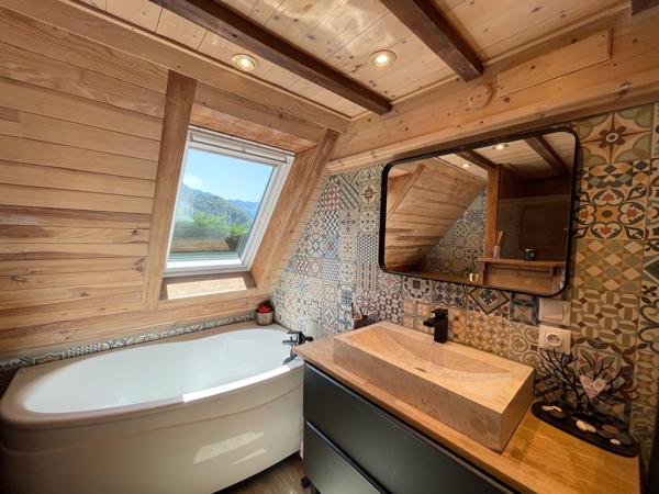 Corbel (73160) Magnifique chalet - dépendances - UNIQUE - prestations remarquables - vue dégagée imprenable - 30 mn Chambéry