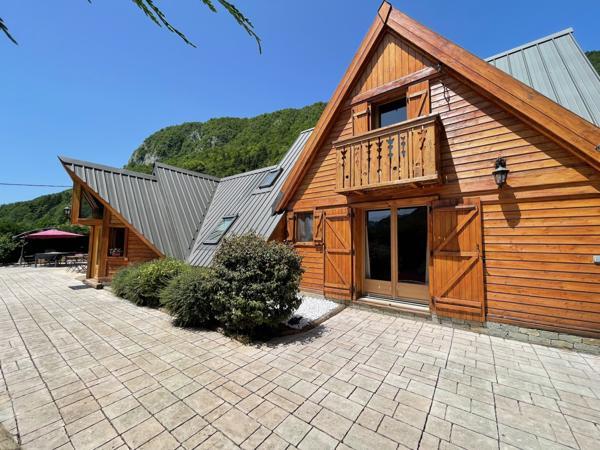 Corbel (73160) Magnifique chalet - dépendances - UNIQUE - prestations remarquables - vue dégagée imprenable - 30 mn Chambéry