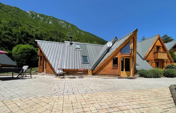 Corbel (73160) Magnifique chalet - dépendances - UNIQUE - prestations remarquables - vue dégagée imprenable - 30 mn Chambéry