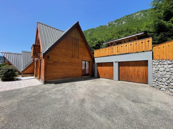 Corbel (73160) Magnifique chalet - dépendances - UNIQUE - prestations remarquables - vue dégagée imprenable - 30 mn Chambéry