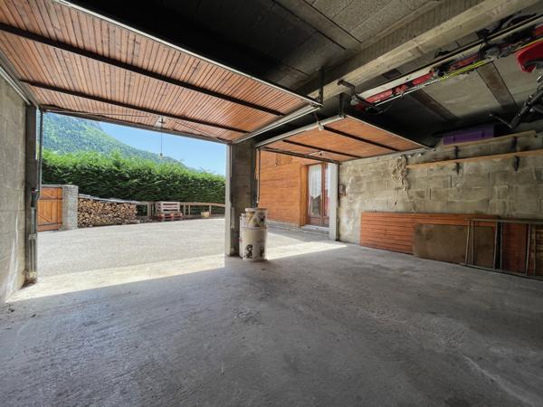 Corbel (73160) Magnifique chalet - dépendances - UNIQUE - prestations remarquables - vue dégagée imprenable - 30 mn Chambéry