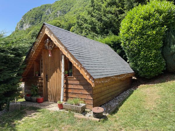 Corbel (73160) Magnifique chalet - dépendances - UNIQUE - prestations remarquables - vue dégagée imprenable - 30 mn Chambéry