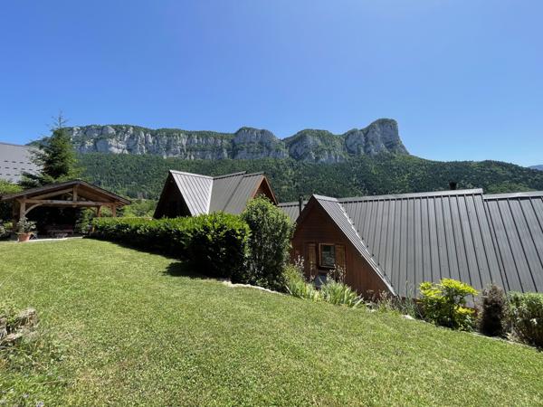 Corbel (73160) Magnifique chalet - dépendances - UNIQUE - prestations remarquables - vue dégagée imprenable - 30 mn Chambéry