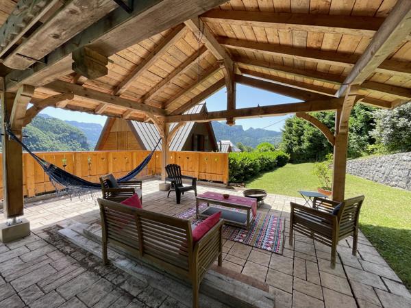 Corbel (73160) Magnifique chalet - dépendances - UNIQUE - prestations remarquables - vue dégagée imprenable - 30 mn Chambéry