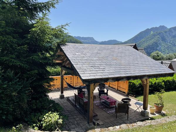 Corbel (73160) Magnifique chalet - dépendances - UNIQUE - prestations remarquables - vue dégagée imprenable - 30 mn Chambéry