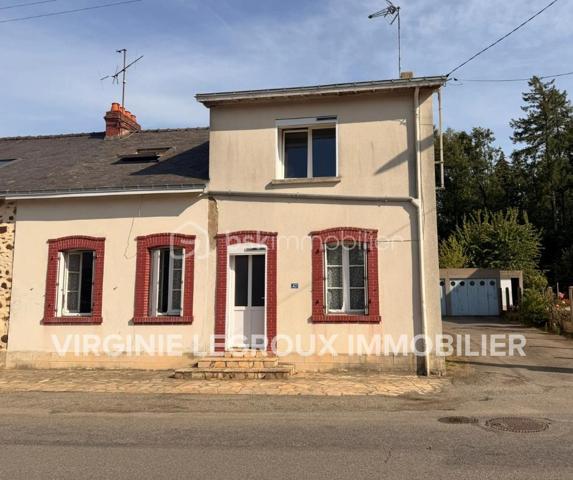 Située à la sortie de PORT-BRILLET, à moins d'un kilomètre du centre, cette maison mitoyenne d'un coté, offre un beau potentiel à ses futurs propriétaires. 
Nous commencerons la visite par une entrée qui distribue la cuisine de 12m2,  le salon de 19m2 et le séjour de 18m2 avec possibilité de ne faire qu'une seule et grande pièce de vie si vous le souhaitez, les murs ne sont pas porteurs. Au rez-de-chaussée toujours, un wc séparé, une salle d'eau de 5m2 et une chambre de 15m2 avec son point d'eau également. Cette dernière est attenante au séjour et pourrait facilement aussi venir agrandir la pièce de vie si vous n'avez pas besoin de 4 chambres.... 
Nous poursuivrons avec l'étage qui distribue donc les 3 autres chambres qui font 14, 17 et 20m2 au sol avec en plus une petite pièce de 5m2 et une deuxième salle d'eau de 6m2 au sol. 
Si un rafraichissement des peintures, de la cuisine et des salles d'eau sont à prévoir... il est important de noter, détails non négligeables, que toutes les menuiseries ont été changées, l'isolation des combles a été refaite et .... une pompe à chaleur a été installée en 2023. De plus, la toiture en ardoises naturelles a été révisée et le tableau électrique a été remise aux normes en 2024 !
Coté jardin, la parcelle totale fait 675m2. Coté rangement et stockage, une véranda non chauffée complète l'équipement de la maison et vous avez également un garage de 27m2, un cellier de 25m2 et un cabanon de 11m2, sous oublier une cave sous la maison !
Alors, cette maison coche plusieurs de vos critères de recherche ? Appelez-moi pour plus de renseignements et peut-être fixer une visite !
Sans oublier que la commune de Port-Brillet propose à ses habitants :  boulangerie, coiffeurs, supérette, opticien, fleuriste, esthéticienne, kiné, médecin, ostéopathe, opticienne, infirmières etc...  mais aussi une école publique maternelle et primaire ainsi qu'un collège. Et très pratique, une gare SNCF dessert quotidiennement l'axe Rennes-Paris  !