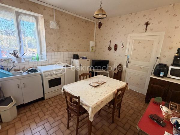Située à la sortie de PORT-BRILLET, à moins d'un kilomètre du centre, cette maison mitoyenne d'un coté, offre un beau potentiel à ses futurs propriétaires. 
Nous commencerons la visite par une entrée qui distribue la cuisine de 12m2,  le salon de 19m2 et le séjour de 18m2 avec possibilité de ne faire qu'une seule et grande pièce de vie si vous le souhaitez, les murs ne sont pas porteurs. Au rez-de-chaussée toujours, un wc séparé, une salle d'eau de 5m2 et une chambre de 15m2 avec son point d'eau également. Cette dernière est attenante au séjour et pourrait facilement aussi venir agrandir la pièce de vie si vous n'avez pas besoin de 4 chambres.... 
Nous poursuivrons avec l'étage qui distribue donc les 3 autres chambres qui font 14, 17 et 20m2 au sol avec en plus une petite pièce de 5m2 et une deuxième salle d'eau de 6m2 au sol. 
Si un rafraichissement des peintures, de la cuisine et des salles d'eau sont à prévoir... il est important de noter, détails non négligeables, que toutes les menuiseries ont été changées, l'isolation des combles a été refaite et .... une pompe à chaleur a été installée en 2023. De plus, la toiture en ardoises naturelles a été révisée et le tableau électrique a été remise aux normes en 2024 !
Coté jardin, la parcelle totale fait 675m2. Coté rangement et stockage, une véranda non chauffée complète l'équipement de la maison et vous avez également un garage de 27m2, un cellier de 25m2 et un cabanon de 11m2, sous oublier une cave sous la maison !
Alors, cette maison coche plusieurs de vos critères de recherche ? Appelez-moi pour plus de renseignements et peut-être fixer une visite !
Sans oublier que la commune de Port-Brillet propose à ses habitants :  boulangerie, coiffeurs, supérette, opticien, fleuriste, esthéticienne, kiné, médecin, ostéopathe, opticienne, infirmières etc...  mais aussi une école publique maternelle et primaire ainsi qu'un collège. Et très pratique, une gare SNCF dessert quotidiennement l'axe Rennes-Paris  !