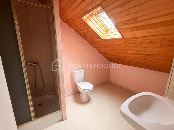 Située à la sortie de PORT-BRILLET, à moins d'un kilomètre du centre, cette maison mitoyenne d'un coté, offre un beau potentiel à ses futurs propriétaires. 
Nous commencerons la visite par une entrée qui distribue la cuisine de 12m2,  le salon de 19m2 et le séjour de 18m2 avec possibilité de ne faire qu'une seule et grande pièce de vie si vous le souhaitez, les murs ne sont pas porteurs. Au rez-de-chaussée toujours, un wc séparé, une salle d'eau de 5m2 et une chambre de 15m2 avec son point d'eau également. Cette dernière est attenante au séjour et pourrait facilement aussi venir agrandir la pièce de vie si vous n'avez pas besoin de 4 chambres.... 
Nous poursuivrons avec l'étage qui distribue donc les 3 autres chambres qui font 14, 17 et 20m2 au sol avec en plus une petite pièce de 5m2 et une deuxième salle d'eau de 6m2 au sol. 
Si un rafraichissement des peintures, de la cuisine et des salles d'eau sont à prévoir... il est important de noter, détails non négligeables, que toutes les menuiseries ont été changées, l'isolation des combles a été refaite et .... une pompe à chaleur a été installée en 2023. De plus, la toiture en ardoises naturelles a été révisée et le tableau électrique a été remise aux normes en 2024 !
Coté jardin, la parcelle totale fait 675m2. Coté rangement et stockage, une véranda non chauffée complète l'équipement de la maison et vous avez également un garage de 27m2, un cellier de 25m2 et un cabanon de 11m2, sous oublier une cave sous la maison !
Alors, cette maison coche plusieurs de vos critères de recherche ? Appelez-moi pour plus de renseignements et peut-être fixer une visite !
Sans oublier que la commune de Port-Brillet propose à ses habitants :  boulangerie, coiffeurs, supérette, opticien, fleuriste, esthéticienne, kiné, médecin, ostéopathe, opticienne, infirmières etc...  mais aussi une école publique maternelle et primaire ainsi qu'un collège. Et très pratique, une gare SNCF dessert quotidiennement l'axe Rennes-Paris  !