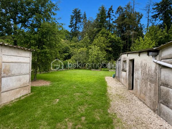 Située à la sortie de PORT-BRILLET, à moins d'un kilomètre du centre, cette maison mitoyenne d'un coté, offre un beau potentiel à ses futurs propriétaires. 
Nous commencerons la visite par une entrée qui distribue la cuisine de 12m2,  le salon de 19m2 et le séjour de 18m2 avec possibilité de ne faire qu'une seule et grande pièce de vie si vous le souhaitez, les murs ne sont pas porteurs. Au rez-de-chaussée toujours, un wc séparé, une salle d'eau de 5m2 et une chambre de 15m2 avec son point d'eau également. Cette dernière est attenante au séjour et pourrait facilement aussi venir agrandir la pièce de vie si vous n'avez pas besoin de 4 chambres.... 
Nous poursuivrons avec l'étage qui distribue donc les 3 autres chambres qui font 14, 17 et 20m2 au sol avec en plus une petite pièce de 5m2 et une deuxième salle d'eau de 6m2 au sol. 
Si un rafraichissement des peintures, de la cuisine et des salles d'eau sont à prévoir... il est important de noter, détails non négligeables, que toutes les menuiseries ont été changées, l'isolation des combles a été refaite et .... une pompe à chaleur a été installée en 2023. De plus, la toiture en ardoises naturelles a été révisée et le tableau électrique a été remise aux normes en 2024 !
Coté jardin, la parcelle totale fait 675m2. Coté rangement et stockage, une véranda non chauffée complète l'équipement de la maison et vous avez également un garage de 27m2, un cellier de 25m2 et un cabanon de 11m2, sous oublier une cave sous la maison !
Alors, cette maison coche plusieurs de vos critères de recherche ? Appelez-moi pour plus de renseignements et peut-être fixer une visite !
Sans oublier que la commune de Port-Brillet propose à ses habitants :  boulangerie, coiffeurs, supérette, opticien, fleuriste, esthéticienne, kiné, médecin, ostéopathe, opticienne, infirmières etc...  mais aussi une école publique maternelle et primaire ainsi qu'un collège. Et très pratique, une gare SNCF dessert quotidiennement l'axe Rennes-Paris  !