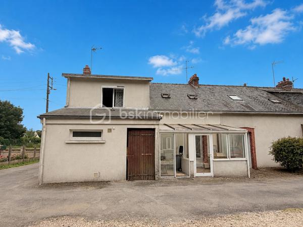 Située à la sortie de PORT-BRILLET, à moins d'un kilomètre du centre, cette maison mitoyenne d'un coté, offre un beau potentiel à ses futurs propriétaires. 
Nous commencerons la visite par une entrée qui distribue la cuisine de 12m2,  le salon de 19m2 et le séjour de 18m2 avec possibilité de ne faire qu'une seule et grande pièce de vie si vous le souhaitez, les murs ne sont pas porteurs. Au rez-de-chaussée toujours, un wc séparé, une salle d'eau de 5m2 et une chambre de 15m2 avec son point d'eau également. Cette dernière est attenante au séjour et pourrait facilement aussi venir agrandir la pièce de vie si vous n'avez pas besoin de 4 chambres.... 
Nous poursuivrons avec l'étage qui distribue donc les 3 autres chambres qui font 14, 17 et 20m2 au sol avec en plus une petite pièce de 5m2 et une deuxième salle d'eau de 6m2 au sol. 
Si un rafraichissement des peintures, de la cuisine et des salles d'eau sont à prévoir... il est important de noter, détails non négligeables, que toutes les menuiseries ont été changées, l'isolation des combles a été refaite et .... une pompe à chaleur a été installée en 2023. De plus, la toiture en ardoises naturelles a été révisée et le tableau électrique a été remise aux normes en 2024 !
Coté jardin, la parcelle totale fait 675m2. Coté rangement et stockage, une véranda non chauffée complète l'équipement de la maison et vous avez également un garage de 27m2, un cellier de 25m2 et un cabanon de 11m2, sous oublier une cave sous la maison !
Alors, cette maison coche plusieurs de vos critères de recherche ? Appelez-moi pour plus de renseignements et peut-être fixer une visite !
Sans oublier que la commune de Port-Brillet propose à ses habitants :  boulangerie, coiffeurs, supérette, opticien, fleuriste, esthéticienne, kiné, médecin, ostéopathe, opticienne, infirmières etc...  mais aussi une école publique maternelle et primaire ainsi qu'un collège. Et très pratique, une gare SNCF dessert quotidiennement l'axe Rennes-Paris  !