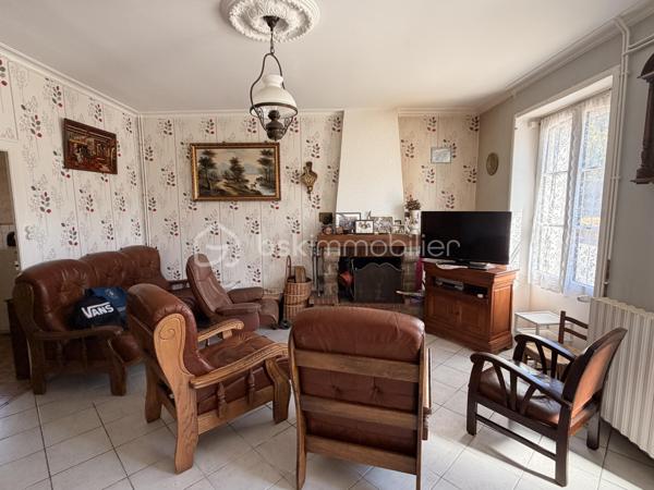 Située à la sortie de PORT-BRILLET, à moins d'un kilomètre du centre, cette maison mitoyenne d'un coté, offre un beau potentiel à ses futurs propriétaires. 
Nous commencerons la visite par une entrée qui distribue la cuisine de 12m2,  le salon de 19m2 et le séjour de 18m2 avec possibilité de ne faire qu'une seule et grande pièce de vie si vous le souhaitez, les murs ne sont pas porteurs. Au rez-de-chaussée toujours, un wc séparé, une salle d'eau de 5m2 et une chambre de 15m2 avec son point d'eau également. Cette dernière est attenante au séjour et pourrait facilement aussi venir agrandir la pièce de vie si vous n'avez pas besoin de 4 chambres.... 
Nous poursuivrons avec l'étage qui distribue donc les 3 autres chambres qui font 14, 17 et 20m2 au sol avec en plus une petite pièce de 5m2 et une deuxième salle d'eau de 6m2 au sol. 
Si un rafraichissement des peintures, de la cuisine et des salles d'eau sont à prévoir... il est important de noter, détails non négligeables, que toutes les menuiseries ont été changées, l'isolation des combles a été refaite et .... une pompe à chaleur a été installée en 2023. De plus, la toiture en ardoises naturelles a été révisée et le tableau électrique a été remise aux normes en 2024 !
Coté jardin, la parcelle totale fait 675m2. Coté rangement et stockage, une véranda non chauffée complète l'équipement de la maison et vous avez également un garage de 27m2, un cellier de 25m2 et un cabanon de 11m2, sous oublier une cave sous la maison !
Alors, cette maison coche plusieurs de vos critères de recherche ? Appelez-moi pour plus de renseignements et peut-être fixer une visite !
Sans oublier que la commune de Port-Brillet propose à ses habitants :  boulangerie, coiffeurs, supérette, opticien, fleuriste, esthéticienne, kiné, médecin, ostéopathe, opticienne, infirmières etc...  mais aussi une école publique maternelle et primaire ainsi qu'un collège. Et très pratique, une gare SNCF dessert quotidiennement l'axe Rennes-Paris  !
