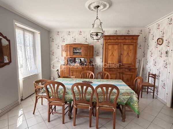 Située à la sortie de PORT-BRILLET, à moins d'un kilomètre du centre, cette maison mitoyenne d'un coté, offre un beau potentiel à ses futurs propriétaires. 
Nous commencerons la visite par une entrée qui distribue la cuisine de 12m2,  le salon de 19m2 et le séjour de 18m2 avec possibilité de ne faire qu'une seule et grande pièce de vie si vous le souhaitez, les murs ne sont pas porteurs. Au rez-de-chaussée toujours, un wc séparé, une salle d'eau de 5m2 et une chambre de 15m2 avec son point d'eau également. Cette dernière est attenante au séjour et pourrait facilement aussi venir agrandir la pièce de vie si vous n'avez pas besoin de 4 chambres.... 
Nous poursuivrons avec l'étage qui distribue donc les 3 autres chambres qui font 14, 17 et 20m2 au sol avec en plus une petite pièce de 5m2 et une deuxième salle d'eau de 6m2 au sol. 
Si un rafraichissement des peintures, de la cuisine et des salles d'eau sont à prévoir... il est important de noter, détails non négligeables, que toutes les menuiseries ont été changées, l'isolation des combles a été refaite et .... une pompe à chaleur a été installée en 2023. De plus, la toiture en ardoises naturelles a été révisée et le tableau électrique a été remise aux normes en 2024 !
Coté jardin, la parcelle totale fait 675m2. Coté rangement et stockage, une véranda non chauffée complète l'équipement de la maison et vous avez également un garage de 27m2, un cellier de 25m2 et un cabanon de 11m2, sous oublier une cave sous la maison !
Alors, cette maison coche plusieurs de vos critères de recherche ? Appelez-moi pour plus de renseignements et peut-être fixer une visite !
Sans oublier que la commune de Port-Brillet propose à ses habitants :  boulangerie, coiffeurs, supérette, opticien, fleuriste, esthéticienne, kiné, médecin, ostéopathe, opticienne, infirmières etc...  mais aussi une école publique maternelle et primaire ainsi qu'un collège. Et très pratique, une gare SNCF dessert quotidiennement l'axe Rennes-Paris  !