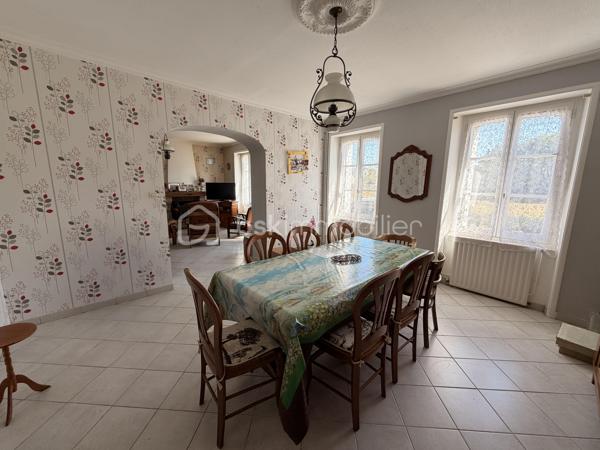Située à la sortie de PORT-BRILLET, à moins d'un kilomètre du centre, cette maison mitoyenne d'un coté, offre un beau potentiel à ses futurs propriétaires. 
Nous commencerons la visite par une entrée qui distribue la cuisine de 12m2,  le salon de 19m2 et le séjour de 18m2 avec possibilité de ne faire qu'une seule et grande pièce de vie si vous le souhaitez, les murs ne sont pas porteurs. Au rez-de-chaussée toujours, un wc séparé, une salle d'eau de 5m2 et une chambre de 15m2 avec son point d'eau également. Cette dernière est attenante au séjour et pourrait facilement aussi venir agrandir la pièce de vie si vous n'avez pas besoin de 4 chambres.... 
Nous poursuivrons avec l'étage qui distribue donc les 3 autres chambres qui font 14, 17 et 20m2 au sol avec en plus une petite pièce de 5m2 et une deuxième salle d'eau de 6m2 au sol. 
Si un rafraichissement des peintures, de la cuisine et des salles d'eau sont à prévoir... il est important de noter, détails non négligeables, que toutes les menuiseries ont été changées, l'isolation des combles a été refaite et .... une pompe à chaleur a été installée en 2023. De plus, la toiture en ardoises naturelles a été révisée et le tableau électrique a été remise aux normes en 2024 !
Coté jardin, la parcelle totale fait 675m2. Coté rangement et stockage, une véranda non chauffée complète l'équipement de la maison et vous avez également un garage de 27m2, un cellier de 25m2 et un cabanon de 11m2, sous oublier une cave sous la maison !
Alors, cette maison coche plusieurs de vos critères de recherche ? Appelez-moi pour plus de renseignements et peut-être fixer une visite !
Sans oublier que la commune de Port-Brillet propose à ses habitants :  boulangerie, coiffeurs, supérette, opticien, fleuriste, esthéticienne, kiné, médecin, ostéopathe, opticienne, infirmières etc...  mais aussi une école publique maternelle et primaire ainsi qu'un collège. Et très pratique, une gare SNCF dessert quotidiennement l'axe Rennes-Paris  !