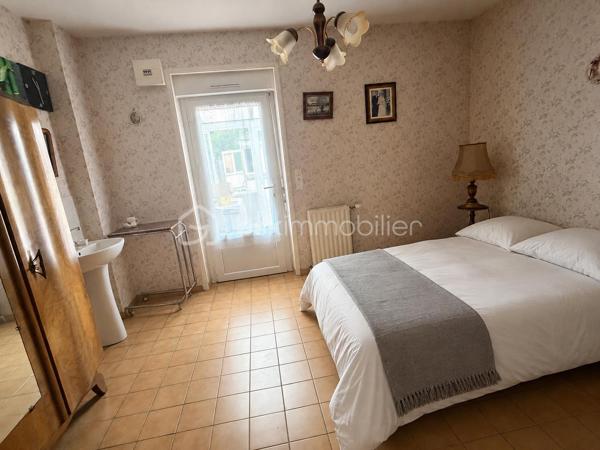 Située à la sortie de PORT-BRILLET, à moins d'un kilomètre du centre, cette maison mitoyenne d'un coté, offre un beau potentiel à ses futurs propriétaires. 
Nous commencerons la visite par une entrée qui distribue la cuisine de 12m2,  le salon de 19m2 et le séjour de 18m2 avec possibilité de ne faire qu'une seule et grande pièce de vie si vous le souhaitez, les murs ne sont pas porteurs. Au rez-de-chaussée toujours, un wc séparé, une salle d'eau de 5m2 et une chambre de 15m2 avec son point d'eau également. Cette dernière est attenante au séjour et pourrait facilement aussi venir agrandir la pièce de vie si vous n'avez pas besoin de 4 chambres.... 
Nous poursuivrons avec l'étage qui distribue donc les 3 autres chambres qui font 14, 17 et 20m2 au sol avec en plus une petite pièce de 5m2 et une deuxième salle d'eau de 6m2 au sol. 
Si un rafraichissement des peintures, de la cuisine et des salles d'eau sont à prévoir... il est important de noter, détails non négligeables, que toutes les menuiseries ont été changées, l'isolation des combles a été refaite et .... une pompe à chaleur a été installée en 2023. De plus, la toiture en ardoises naturelles a été révisée et le tableau électrique a été remise aux normes en 2024 !
Coté jardin, la parcelle totale fait 675m2. Coté rangement et stockage, une véranda non chauffée complète l'équipement de la maison et vous avez également un garage de 27m2, un cellier de 25m2 et un cabanon de 11m2, sous oublier une cave sous la maison !
Alors, cette maison coche plusieurs de vos critères de recherche ? Appelez-moi pour plus de renseignements et peut-être fixer une visite !
Sans oublier que la commune de Port-Brillet propose à ses habitants :  boulangerie, coiffeurs, supérette, opticien, fleuriste, esthéticienne, kiné, médecin, ostéopathe, opticienne, infirmières etc...  mais aussi une école publique maternelle et primaire ainsi qu'un collège. Et très pratique, une gare SNCF dessert quotidiennement l'axe Rennes-Paris  !
