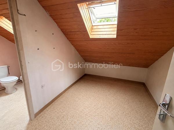 Située à la sortie de PORT-BRILLET, à moins d'un kilomètre du centre, cette maison mitoyenne d'un coté, offre un beau potentiel à ses futurs propriétaires. 
Nous commencerons la visite par une entrée qui distribue la cuisine de 12m2,  le salon de 19m2 et le séjour de 18m2 avec possibilité de ne faire qu'une seule et grande pièce de vie si vous le souhaitez, les murs ne sont pas porteurs. Au rez-de-chaussée toujours, un wc séparé, une salle d'eau de 5m2 et une chambre de 15m2 avec son point d'eau également. Cette dernière est attenante au séjour et pourrait facilement aussi venir agrandir la pièce de vie si vous n'avez pas besoin de 4 chambres.... 
Nous poursuivrons avec l'étage qui distribue donc les 3 autres chambres qui font 14, 17 et 20m2 au sol avec en plus une petite pièce de 5m2 et une deuxième salle d'eau de 6m2 au sol. 
Si un rafraichissement des peintures, de la cuisine et des salles d'eau sont à prévoir... il est important de noter, détails non négligeables, que toutes les menuiseries ont été changées, l'isolation des combles a été refaite et .... une pompe à chaleur a été installée en 2023. De plus, la toiture en ardoises naturelles a été révisée et le tableau électrique a été remise aux normes en 2024 !
Coté jardin, la parcelle totale fait 675m2. Coté rangement et stockage, une véranda non chauffée complète l'équipement de la maison et vous avez également un garage de 27m2, un cellier de 25m2 et un cabanon de 11m2, sous oublier une cave sous la maison !
Alors, cette maison coche plusieurs de vos critères de recherche ? Appelez-moi pour plus de renseignements et peut-être fixer une visite !
Sans oublier que la commune de Port-Brillet propose à ses habitants :  boulangerie, coiffeurs, supérette, opticien, fleuriste, esthéticienne, kiné, médecin, ostéopathe, opticienne, infirmières etc...  mais aussi une école publique maternelle et primaire ainsi qu'un collège. Et très pratique, une gare SNCF dessert quotidiennement l'axe Rennes-Paris  !