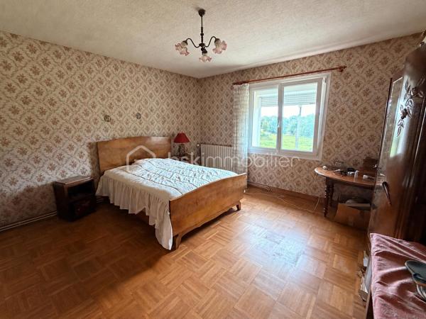 Située à la sortie de PORT-BRILLET, à moins d'un kilomètre du centre, cette maison mitoyenne d'un coté, offre un beau potentiel à ses futurs propriétaires. 
Nous commencerons la visite par une entrée qui distribue la cuisine de 12m2,  le salon de 19m2 et le séjour de 18m2 avec possibilité de ne faire qu'une seule et grande pièce de vie si vous le souhaitez, les murs ne sont pas porteurs. Au rez-de-chaussée toujours, un wc séparé, une salle d'eau de 5m2 et une chambre de 15m2 avec son point d'eau également. Cette dernière est attenante au séjour et pourrait facilement aussi venir agrandir la pièce de vie si vous n'avez pas besoin de 4 chambres.... 
Nous poursuivrons avec l'étage qui distribue donc les 3 autres chambres qui font 14, 17 et 20m2 au sol avec en plus une petite pièce de 5m2 et une deuxième salle d'eau de 6m2 au sol. 
Si un rafraichissement des peintures, de la cuisine et des salles d'eau sont à prévoir... il est important de noter, détails non négligeables, que toutes les menuiseries ont été changées, l'isolation des combles a été refaite et .... une pompe à chaleur a été installée en 2023. De plus, la toiture en ardoises naturelles a été révisée et le tableau électrique a été remise aux normes en 2024 !
Coté jardin, la parcelle totale fait 675m2. Coté rangement et stockage, une véranda non chauffée complète l'équipement de la maison et vous avez également un garage de 27m2, un cellier de 25m2 et un cabanon de 11m2, sous oublier une cave sous la maison !
Alors, cette maison coche plusieurs de vos critères de recherche ? Appelez-moi pour plus de renseignements et peut-être fixer une visite !
Sans oublier que la commune de Port-Brillet propose à ses habitants :  boulangerie, coiffeurs, supérette, opticien, fleuriste, esthéticienne, kiné, médecin, ostéopathe, opticienne, infirmières etc...  mais aussi une école publique maternelle et primaire ainsi qu'un collège. Et très pratique, une gare SNCF dessert quotidiennement l'axe Rennes-Paris  !