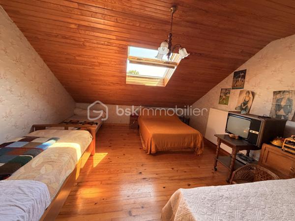 Située à la sortie de PORT-BRILLET, à moins d'un kilomètre du centre, cette maison mitoyenne d'un coté, offre un beau potentiel à ses futurs propriétaires. 
Nous commencerons la visite par une entrée qui distribue la cuisine de 12m2,  le salon de 19m2 et le séjour de 18m2 avec possibilité de ne faire qu'une seule et grande pièce de vie si vous le souhaitez, les murs ne sont pas porteurs. Au rez-de-chaussée toujours, un wc séparé, une salle d'eau de 5m2 et une chambre de 15m2 avec son point d'eau également. Cette dernière est attenante au séjour et pourrait facilement aussi venir agrandir la pièce de vie si vous n'avez pas besoin de 4 chambres.... 
Nous poursuivrons avec l'étage qui distribue donc les 3 autres chambres qui font 14, 17 et 20m2 au sol avec en plus une petite pièce de 5m2 et une deuxième salle d'eau de 6m2 au sol. 
Si un rafraichissement des peintures, de la cuisine et des salles d'eau sont à prévoir... il est important de noter, détails non négligeables, que toutes les menuiseries ont été changées, l'isolation des combles a été refaite et .... une pompe à chaleur a été installée en 2023. De plus, la toiture en ardoises naturelles a été révisée et le tableau électrique a été remise aux normes en 2024 !
Coté jardin, la parcelle totale fait 675m2. Coté rangement et stockage, une véranda non chauffée complète l'équipement de la maison et vous avez également un garage de 27m2, un cellier de 25m2 et un cabanon de 11m2, sous oublier une cave sous la maison !
Alors, cette maison coche plusieurs de vos critères de recherche ? Appelez-moi pour plus de renseignements et peut-être fixer une visite !
Sans oublier que la commune de Port-Brillet propose à ses habitants :  boulangerie, coiffeurs, supérette, opticien, fleuriste, esthéticienne, kiné, médecin, ostéopathe, opticienne, infirmières etc...  mais aussi une école publique maternelle et primaire ainsi qu'un collège. Et très pratique, une gare SNCF dessert quotidiennement l'axe Rennes-Paris  !