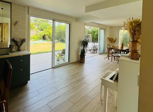 Le Crès:Magnifique Propriété Familiale  5 chambres , piscine, a trois minutes du Tram