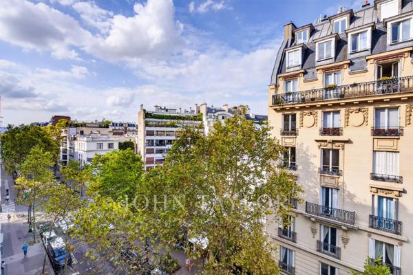 Auteuil – Élégant deux pièces climatisé, rénové avec deux extérieurs