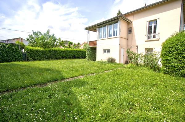 AGEN - Maison individuelle de 88m² habitables, 3 chambres, garage et jardin.