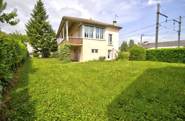 AGEN - Maison individuelle de 88m² habitables, 3 chambres, garage et jardin.