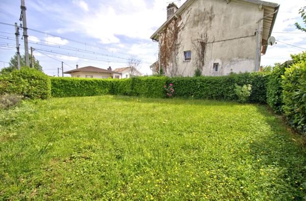 AGEN - Maison individuelle de 88m² habitables, 3 chambres, garage et jardin.