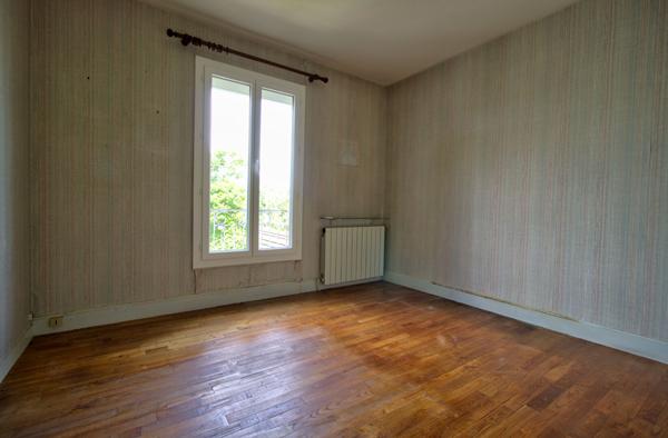 AGEN - Maison individuelle de 88m² habitables, 3 chambres, garage et jardin.