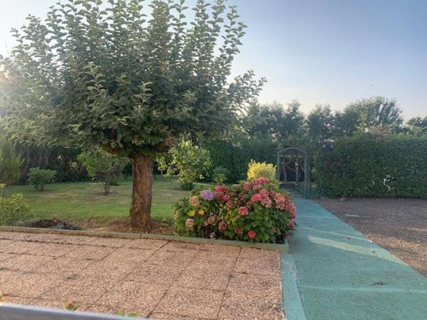 Maison de 1973, 5 ch, sous-sol sur terrain de 1233 m2